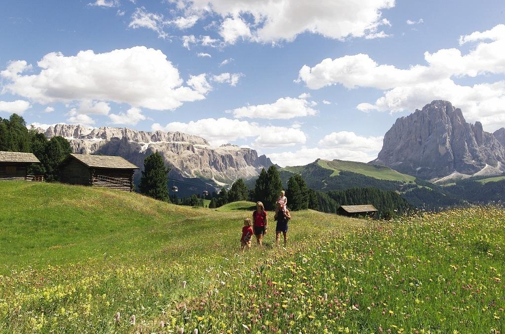 Garni Le Chalet Santa Cristina Val Gardena ภายนอก รูปภาพ