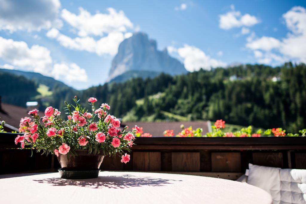Garni Le Chalet Santa Cristina Val Gardena ภายนอก รูปภาพ
